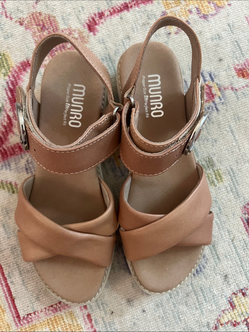 Munro Women's Tan Leather Crossover Ankle Strap Sandals